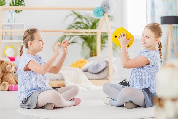 Tweelingzusjes spelen in de klas — Stockfoto