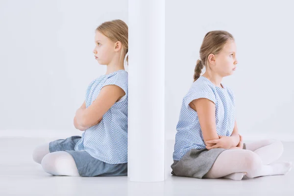 Hermanas gemelas separadas por pared — Foto de Stock