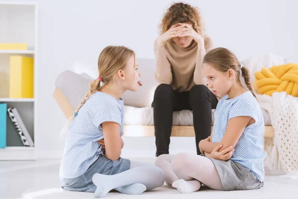 Schwestern streiten und gestresste Mutter — Stockfoto
