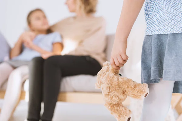 Chica joven con oso de peluche —  Fotos de Stock