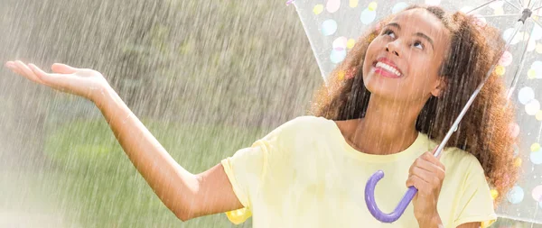 Sonriente chica afroamericana con paraguas — Foto de Stock