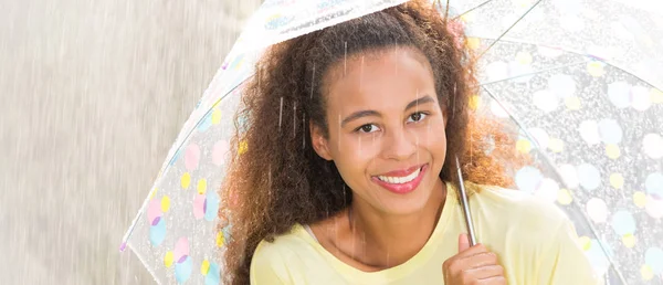 Mujer afroamericana disfrutando de la lluvia de verano — Foto de Stock