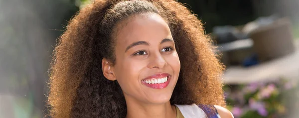 Mujer afroamericana sonriente en el parque — Foto de Stock