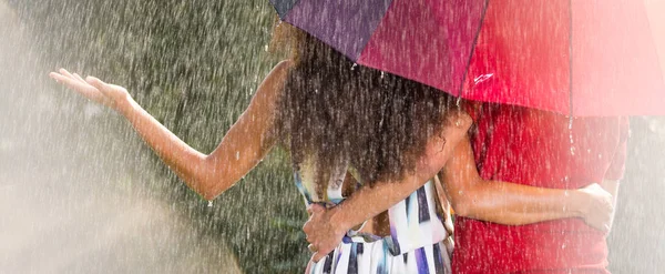 Couple câlin sous parapluie — Photo