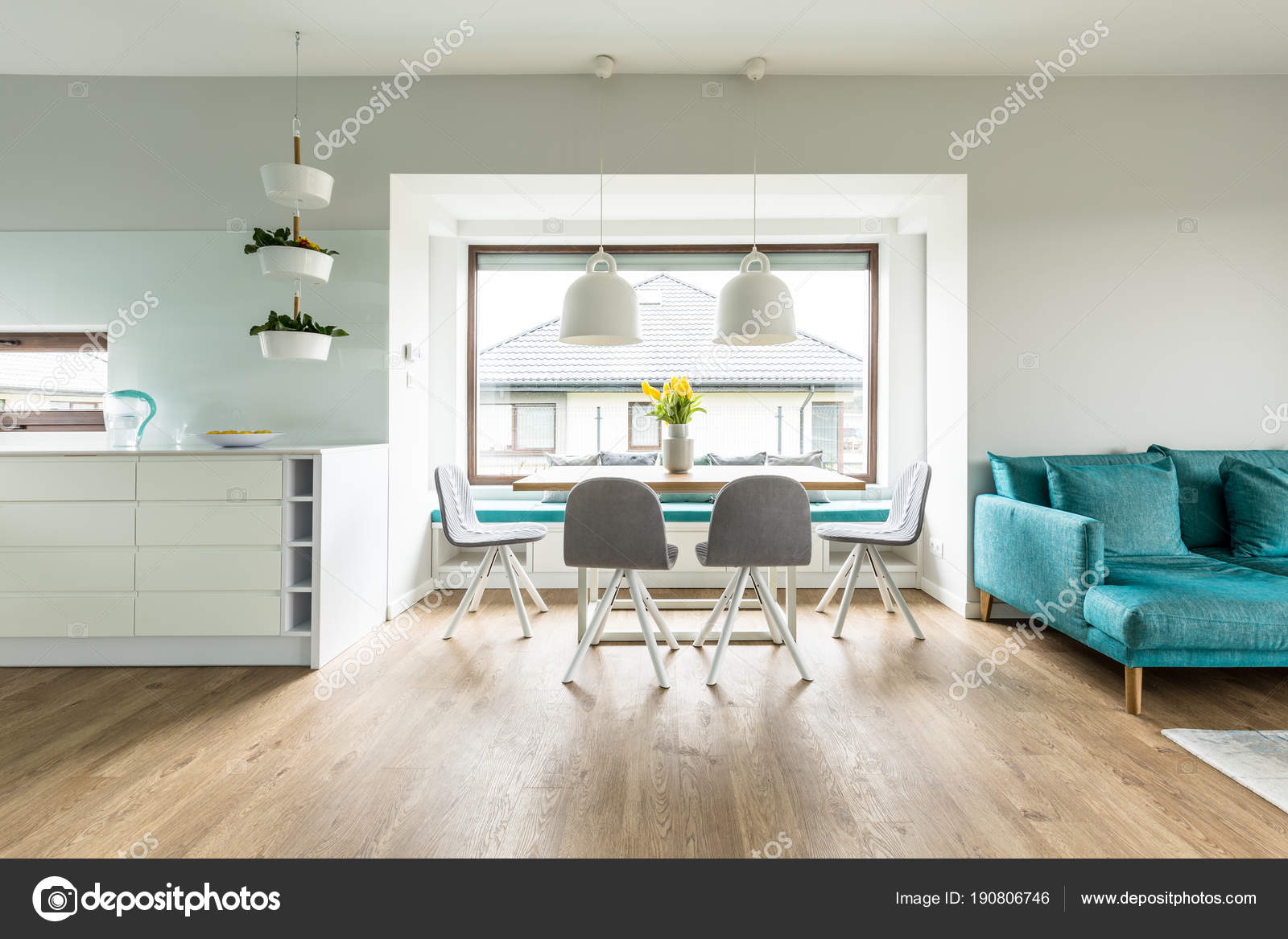Graue Stühle in weißer Wohnung — Stockfoto © photographee.eu #190806746