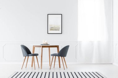 Posteri ile minimalist yemek odası