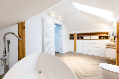 Beyaz modern banyo iç mimarisi