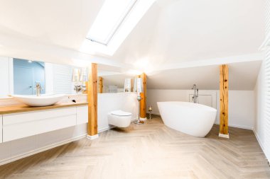 Geniş beyaz banyo iç 