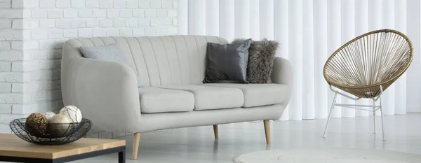 Szara sofa z poduszkami — Zdjęcie stockowe