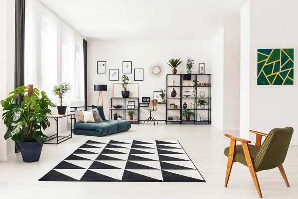 Geometrisches Wohnungsinterieur mit Malerei — Stockfoto