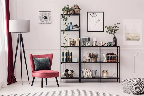 Bookshelf in living room — Stock Photo, Image