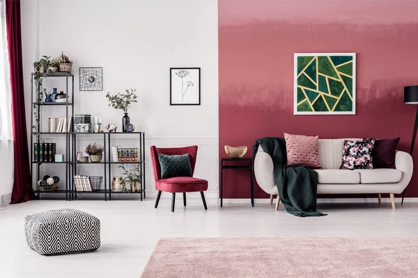 Ruang tamu dengan dinding merah — Stok Foto