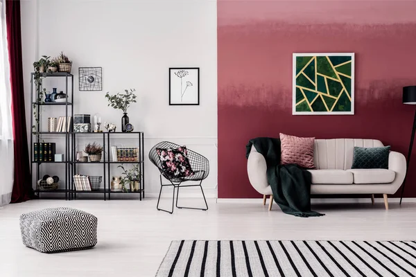 Room with burgundy wall — Stock Photo, Image