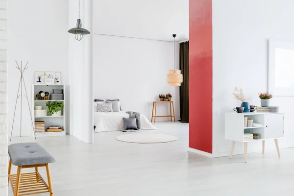 赤と白のアパート インテリア — ストック写真