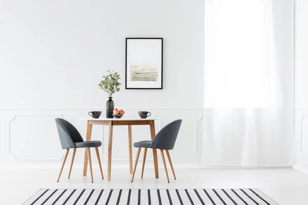 Eetkamer meubels in minimalistische interieur — Stockfoto