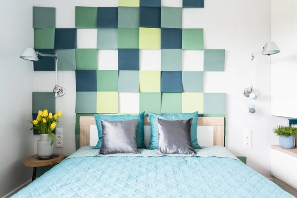 青と緑の寝室のインテリア — ストック写真