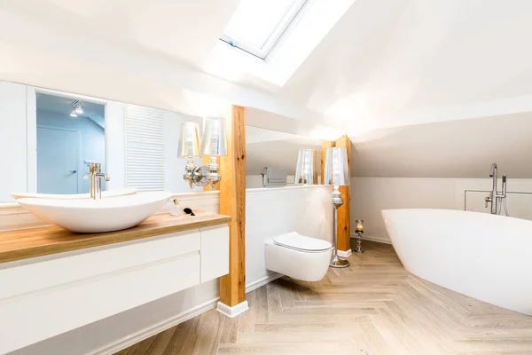 Branco moderno banheiro interior — Fotografia de Stock