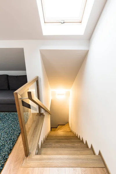 Escaleras de madera del interior de la casa — Foto de Stock