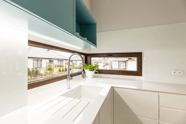 白いキッチン インテリアの窓 — ストック写真
