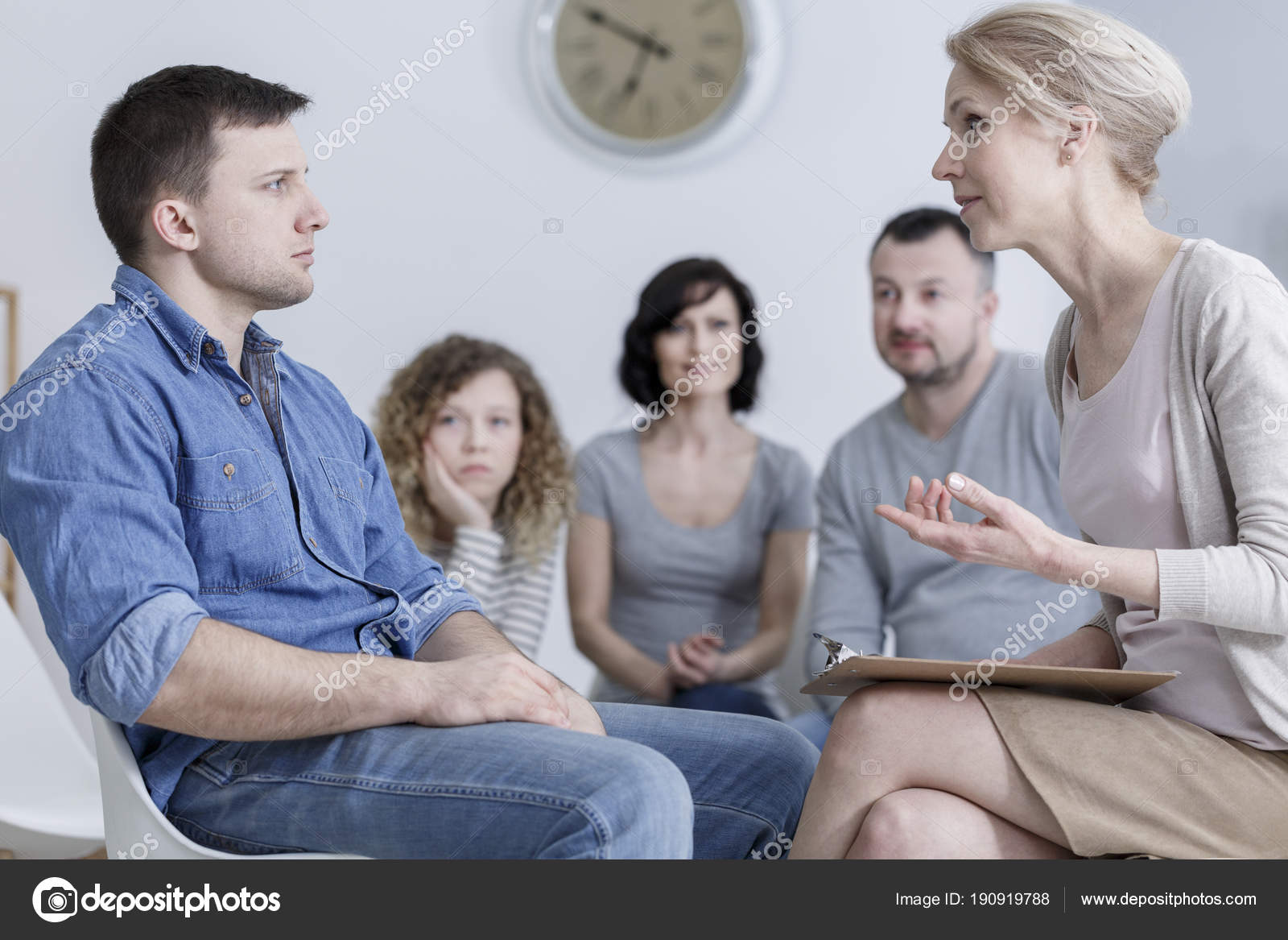 фотосессия психолога. Man sitting with folded hands. семейная консультация психолога. психолог для пар. психолог и клиент.