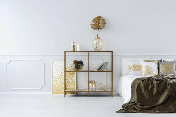 Sophisticated gold bedroom interior — Stock Photo, Image