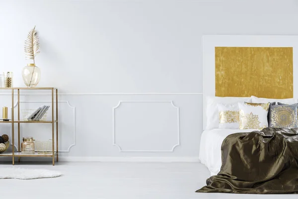 Ліжко королівського розміру і полиця — стокове фото