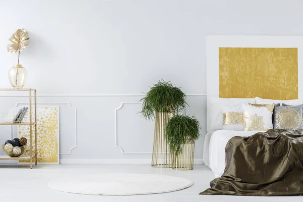 Peinture or dans une chambre élégante — Photo