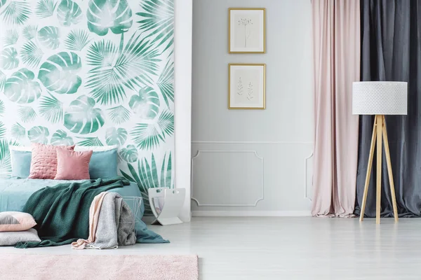 Cozy green and pink bedroom — Stock Photo, Image