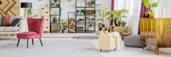 Ruime houten woonkamer interieur — Stockfoto