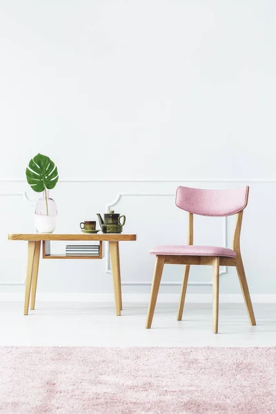 Simple pink living room interior — Stock Photo, Image