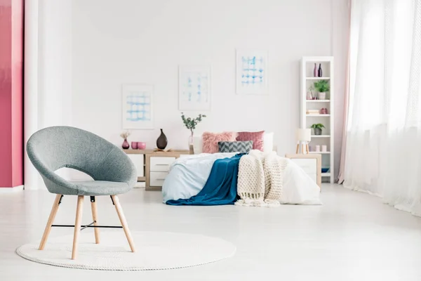 Gemütliches Schlafzimmer mit grauem Stuhl — Stockfoto