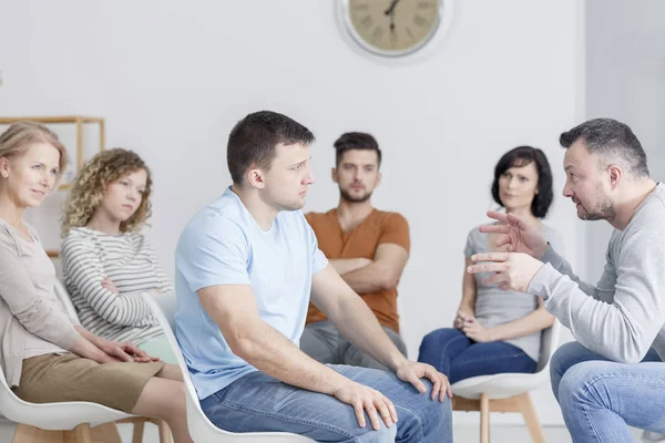 Therapist talking to patient — Stock Photo, Image