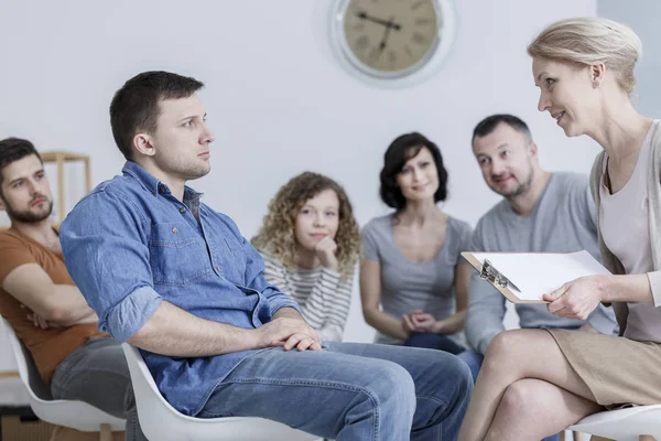 Patient looking at therapist — Stock Photo, Image