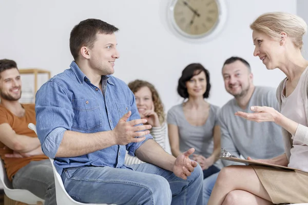 Lycklig kille pratar med terapeut — Stockfoto