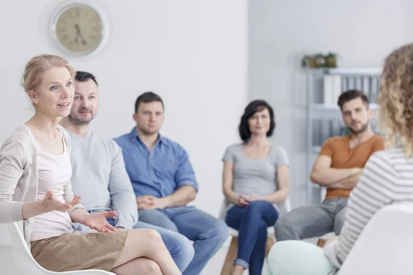 Therapist discussing problems — Stock Photo, Image