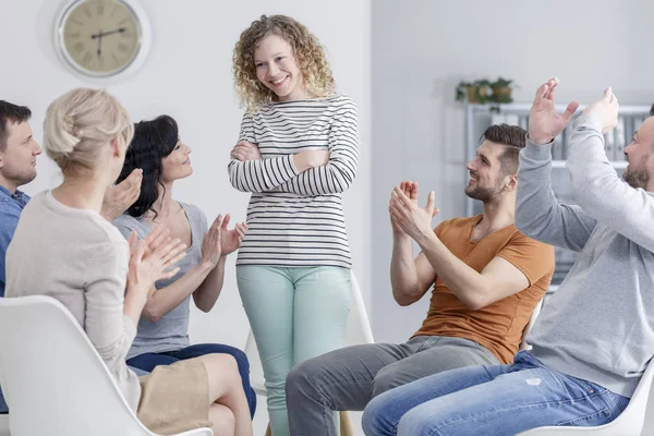 Chica de pie y la gente aplaudiendo — Foto de Stock