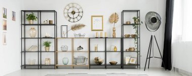 Yuvarlak Saat ve raflar