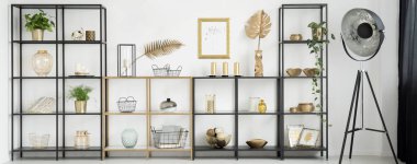 Raflar yanındaki siyah lamba