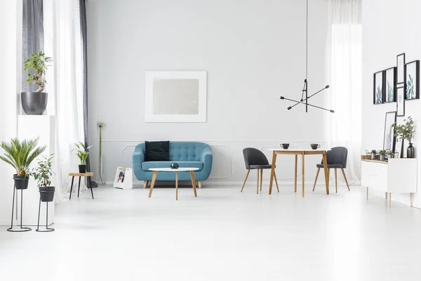 Intérieur spacieux bleu et blanc — Photo