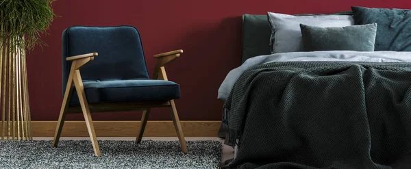 カラフルなベッドルームに木製の肘掛け椅子 — ストック写真