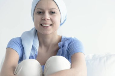 Başörtüsü ile gülümseyen kadın 