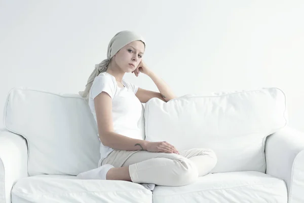 Vrouw met kanker in de hoofddoek — Stockfoto