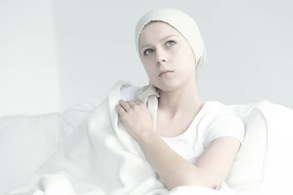 Женщина с раком под одеялом — стоковое фото