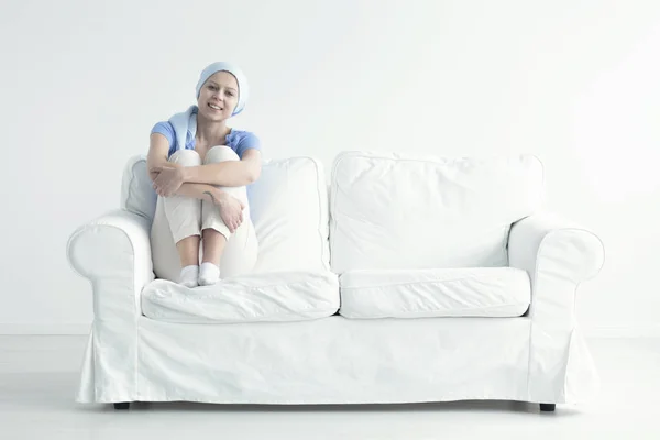 Femme assise sur le canapé — Photo