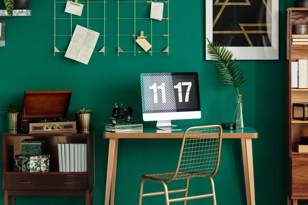 Grüner Innenraum mit Schreibtisch — Stockfoto