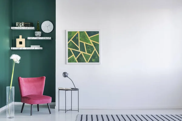 Parede verde na sala de estar — Fotografia de Stock