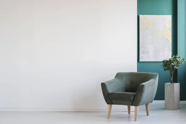 Кресло на пустой стене — стоковое фото