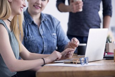Laptop ile oturan iki kadın