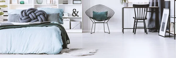 Kudde på metall stol — Stockfoto