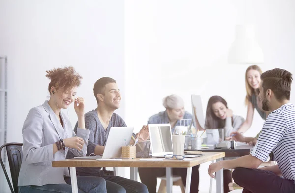 Coworkers smiling while working — Stock Photo, Image